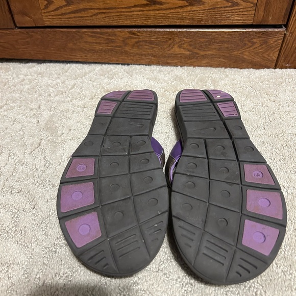 Nike comfort foot bed, size 9 W, lavender and brown flip-flops - Picture 6 of 6
